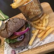 Broodje hamburger met frites